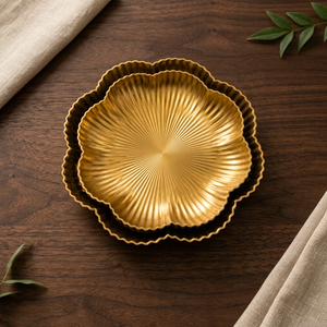 Assiette décorative en métal doré en forme de fleur, style glamour poli, vaisselle de fête - Product Image 1