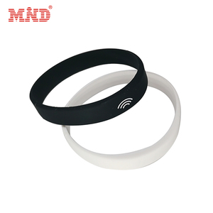 Pulsera de silicona deportiva inyectada con tinta personalizada, pulsera NFC programable de goma negra, pulsera para regalos promocionales - Product Image 2