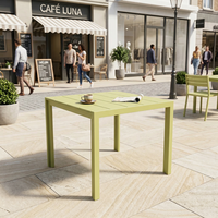 Table carrée de jardin en aluminium sur mesure avec trou pour parasol, adaptée à divers restaurants en plein air, cafés, patios, taverne