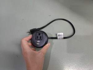 Prise de bureau encastrée de 2,2 pouces avec <span class=keywords><strong>4</strong></span> prises US standard, 1 port USB-A, 10A, pour usage commercial - Product Image 5