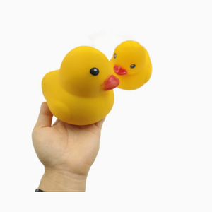 Popular juguete antiestrés de pato amarillo realista, versión de juguete de apretar de TPR con forma de animal de dibujos animados - Product Image 1