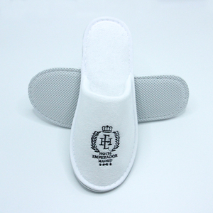 OEM ODM Chaussons d'hôtel jetables en polaire corail respirants, brodés, blancs, à bout fermé et doux - Product Image 3
