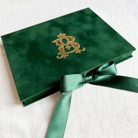 Boîte d'invitation de mariage personnalisée en velours vert émeraude luxueux, avec monogramme en feuille d'or, boîtes de souvenirs personnalisées