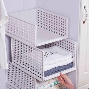 Armario con estantes escalonados, una solución de almacenamiento para armarios, un divisor vertical para guardar ropa y una partición interior. - Product Image 1