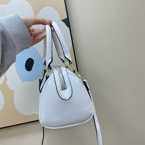 <span class=keywords><strong>Sacs</strong></span> à main de luxe pour femmes de créateurs, <span class=keywords><strong>sacs</strong></span> bandoulière, <span class=keywords><strong>sacs</strong></span> fourre-tout, <span class=keywords><strong>sacs</strong></span> messager en cuir avec logo cerise Co-ch - Product Image 4