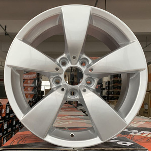 Nouveaux moyeux de roue modifiés de 17 pouces pour les séries 3 320i/325li/330li/318 et 5 550/523/730 HP903 - Product Image 1