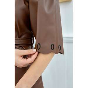 Robe mini en satin écologique avec détail portefeuille et lien, robe de cocktail moderne à taille naturelle - Product Image 1