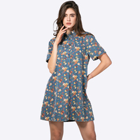Gaun kemeja denim wanita motif bunga, lengan pendek, kerah, kancing setengah, model A-line mini, dengan saku, dari produsen.