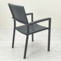 Fauteuil de salle à manger d'extérieur moderne en WPC avec lattes composites PS, structure en aluminium, résistant aux intempéries, aspect bois, léger, idéal pour bistrot