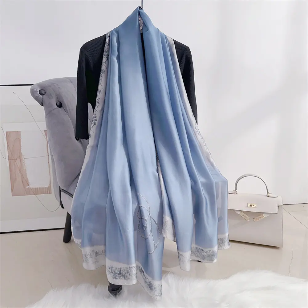 Sciarpa di seta donna 2024 all'ingrosso con Design personalizzato sciarpa stampata in raso scialli Foulard Hijab sciarpe per le donne