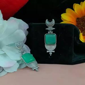 Boucles d'oreilles Moissanite haute brillance pour femmes Finition argentée classique avec un bord de mode moderne Pièce de bijoux élégante et tendance Simple - Product Image 2