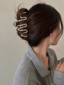 Pince à cheveux en métal, design simple, grande pince pour cheveux épais et longs, pince à mâchoires larges argentée - Product Image 2