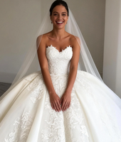 Robe de mariée moderne élégante sans manches, coupe princesse, décolleté cœur, traîne chapelle