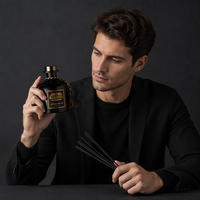 Diffuseur de parfum d'ambiance de luxe en verre noir avec logo personnalisé, décorations à pompons et bâtonnets en rotin – Fabrication en usine
