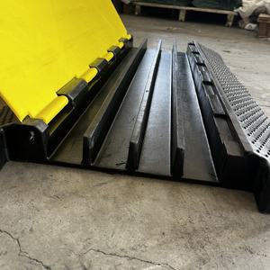 ทางลาดสำหรับงานกิจกรรมกลางแจ้งยางสีดำและเหลือง4ช่องสัญญาณเพื่อความปลอดภัยในการจราจรที่หนักหน่วง - Product Image 3