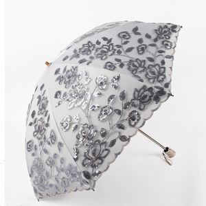 Parasol rétro doré en tissu Lolita avec revêtement noir, style européen, pour mariée, mariage, avec dentelle florale - Product Image 2