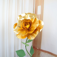 Großhandel Handgefertigte Moderne Künstliche Blumen Riesige Geformte Rosen Rot Silber Gold Große Blütenköpfe Metallstiel Seide Hochzeitsdekoration