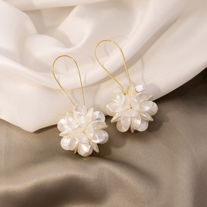 Pendientes Largos con Perlas Blancas y Pétalos Geométricos, Estilo de Lujo Ligero, Colección 2026 - Product Image 1