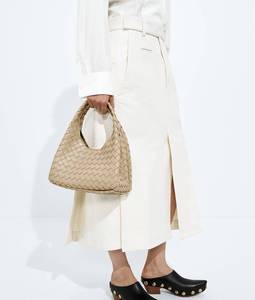 Sac à bandoulière Bottega BV Travel Campana avec silhouette archivistique en cuir intrecciato souple et fermeture à nouer Veneta - Product Image 2