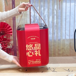 ชุดของขวัญปีใหม่ทรงสี่เหลี่ยมสีแดง ยี่ห้อโยค โฮม ยอปิน กล่องของขวัญแบบถัง - Product Image 1