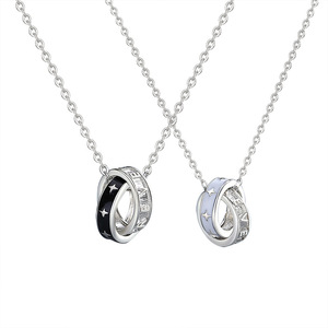 Colliers de couple tendance en argent sterling S925 avec pendentif anneaux entrelacés et étoiles incrustées, bijoux assortis pour les amoureux, à porter au quotidien lors de rendez-vous. - Product Image 1