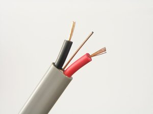 Cable Plano de PVC con Doble Conductor de Cobre Trenzado 2x1.0+1.0mm 300/500V, Blindado con PE, Cubierta Negra/Gris para Video, TV, Radio y Datos - Product Image 1