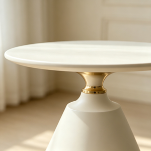 Table d'appoint ronde de luxe en crème blanche, base en forme de sablier avec anneau doré, table de salon, mobilier d'hôtel - Product Image 1