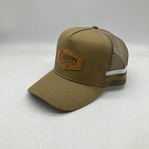 Gorra Trucker Personalizada de Alta Calidad con Estructura de 5 Paneles, Estilo Australiano, 2 Franjas Laterales y Parche de Cuero con Logotipo - Product Image 1