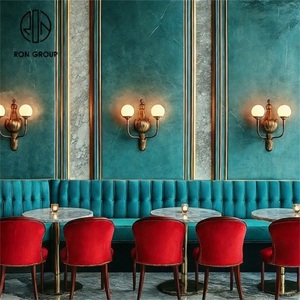 Tavolo Rotondo di Lusso con Piano in Marmo per Hotel Commerciali, Arredamento per Caffè e Ristoranti in Velluto Rosso e Verde, Tavolo e Sedia, Divano e Posti a Sedere - Product Image 1