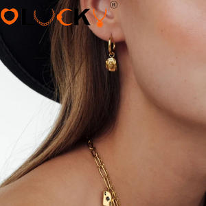 LUCKYJIU Fabricants de <span class=keywords><strong>bijoux</strong></span> personnalisés, boucles d'oreilles huggie en acier inoxydable plaqué or 18 carats, imperméables et résistantes au ternissement, pour femmes, motif chapeau de cowboy - Product Image 3