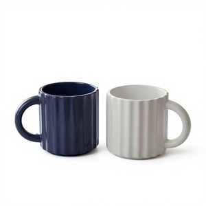 Juego de Tazas de Café de Cerámica Modernas ZamZam Industries, Diseño de Lujo, Azul Marino y Gris, Acanalado, Ecológico, Duradero, Ajustable y Lavable - Product Image 1