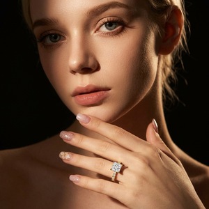 Anillo de compromiso y boda de plata de ley S925 con moissanita de corte princesa y pavé lateral para mujer, joyería diaria - Product Image 3