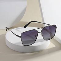 Nuevas gafas de sol negras para hombre con montura de PC azul Lentes polarizadas TAC de alta calidad Logotipo personalizado en lentes Estilo de pilotos de moda