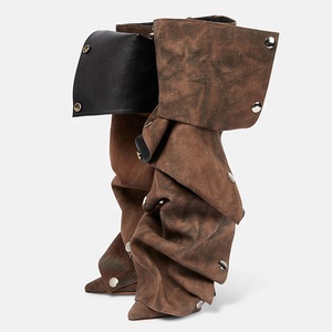 Botas largas de mezclilla para mujer con remaches metálicos, parte superior plisada, tacones finos altos, punta puntiaguda y ajuste ancho hasta la rodilla - Product Image 5