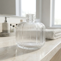 Bouteille en verre cristal rayé carrée de 200 ml avec bouchon à vis hermétique et couleur personnalisée pour le stockage de parfum
