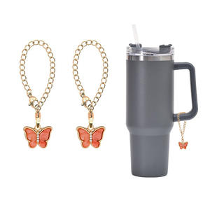 Precio barato Aleación de Zinc forma de mariposa cadena de identificación clásica para taza <span class=keywords><strong>nombre</strong></span> personalizado letra inicial encantos colgante accesorios 40oz - Product Image 2
