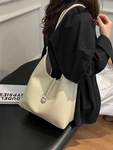 Bolso bandolera de cuero con decoración metálica y pequeño bolso a juego para mujer - Product Image 3