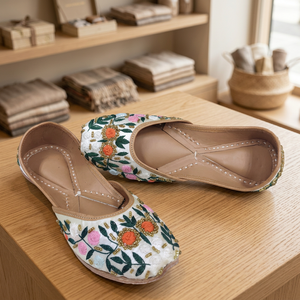 Chaussures de fête traditionnelles indiennes pour filles à la mode, broderie personnalisée, bande élastique, design Rajasthani, cuir véritable, fantaisie 2025 - Product Image 1