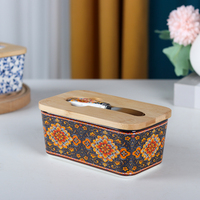 Beurrier en céramique bleu et blanc à motif floral avec couvercle en bois et couteau à beurre, style chinoiserie à motif floral intégral