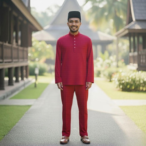 Melayu SIPO Malasia festivo rojo mandarín Collar Kurta con sombrero negro, camino de grava y vegetación lu-sh por <span class=keywords><strong>casa</strong></span> de madera tradicional. - Product Image 3
