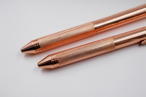 Métal 4 en 1 Multifonctionnel Stylo 4 Couleurs 0.5mm Crayon Mécanique et 3 Couleurs Stylo À Bille dans Un stylo - Product Image 4