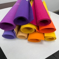 Rouleau de feutre non tissé aiguilleté brossé couleur simple face personnalisé, surface floquée douce, viscose/polyester 100GSM, épaisseur moyenne