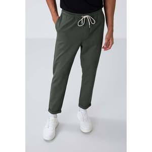 กางเกงวอร์มผู้ชายสีกากี เนื้อผ้ามีเท็กซ์เจอร์ เอวยางยืด ทรงมาตรฐาน สวมใส่สบาย ระบายอากาศได้ดี - Product Image 2