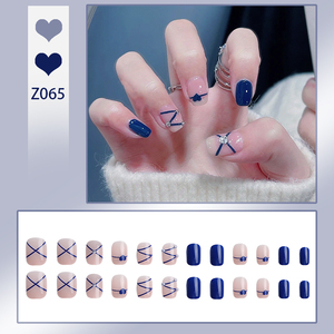 <span class=keywords><strong>Uñas</strong></span> postizas acrílicas al por mayor estilo Sleek Line Ins, color nude <span class=keywords><strong>azul</strong></span> <span class=keywords><strong>marino</strong></span>, <span class=keywords><strong>cortas</strong></span> cuadradas con pegamento de cristal, puntas de <span class=keywords><strong>uñas</strong></span> casuales para uso en los dedos. - Product Image 4