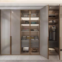 Armoire à chaussures et penderie autoportantes sur mesure de style moderne avec profil doré pour salon