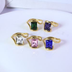 Bague tendance en acier inoxydable plaqué or 18 carats PVD avec zircon violet, ajustable et personnalisable, pour femme, vente en gros - Product Image 2