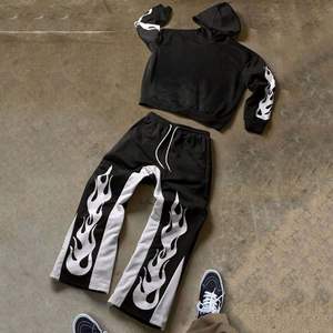 पुरुषों की काली लौ प्रिंट टेरी 100% बुना हुआ कपास शरद ऋतु ट्रैकसूट स्ट्रीटवियर आकस्मिक अनुकूलन दो-टुकड़ा सेट - Product Image 3