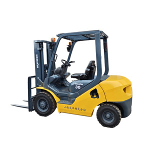 Chariot élévateur diesel Komatsu 3 tonnes FD30, mât à deux étages, pneus pneumatiques, commande assise, utilisation extérieure, déplaceur latéral hydraulique, fabriqué au Japon - Product Image 1