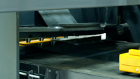 Machine de découpe et de refendage de bobines d'acier et ligne de déroulage, de nivellement, de cisaillement et d'empilage de bobines d'acier