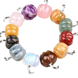 Venta al por mayor de mini estatuas de calabaza de cristal natural mixto, calabazas de piedras preciosas talladas a mano para colección de cristales y adorno de escritorio. - Product Image 1